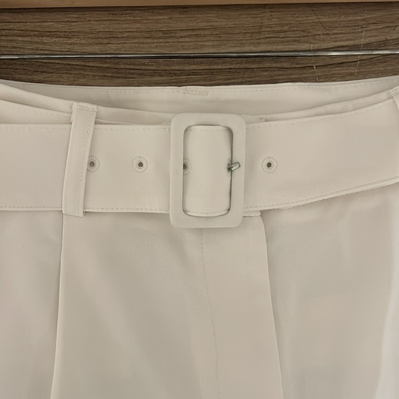 Perfect condition. Size 8, white high-waisted belted shorts. - Picture 1 of 4